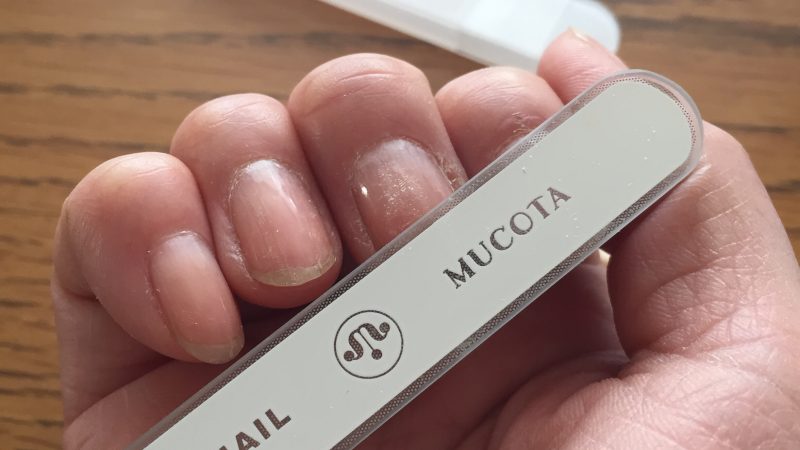 ネイルケア、健康的なピンクにして若返り